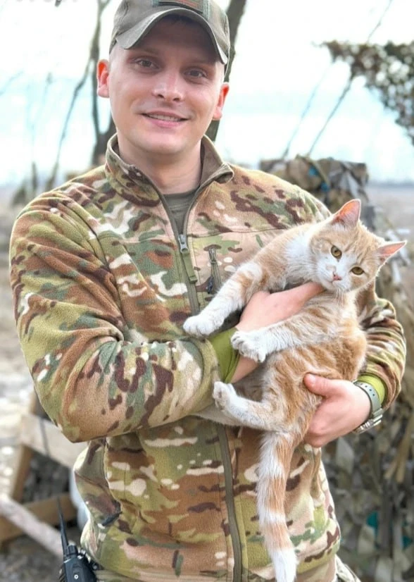 Этого кота нашли в лесополке российские мотострелки. Приютили, накормили, назвали Мишей. Пушистый бо