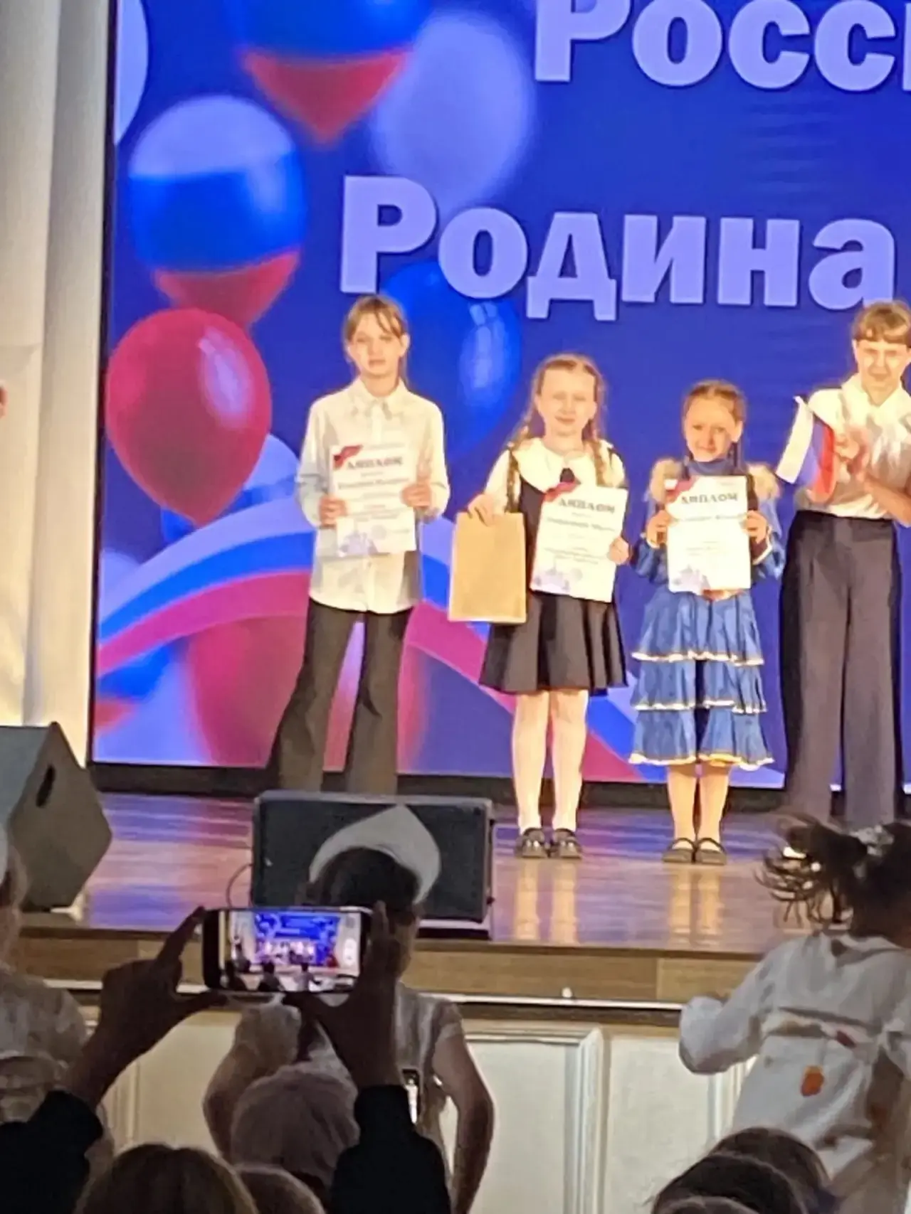 Сегодня в ДКЦ состоялся яркий и запоминающийся XIV межлагерный фестиваль искусств «Россия — Родина м
