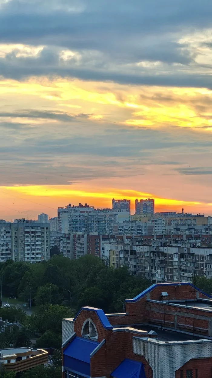 Закаты за моим окном в этом году превзошли все ожидания — они прекраснее, чем когда‑либо.

Секрет — 