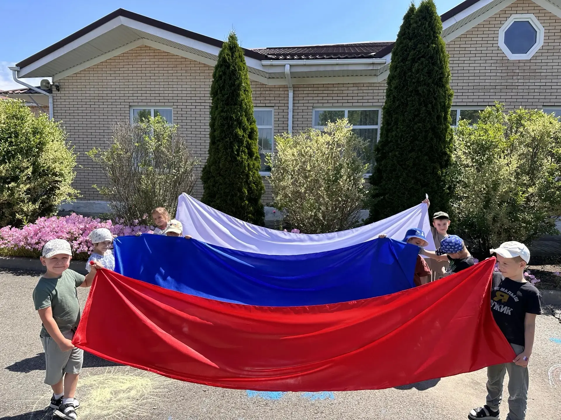 Сегодня на территории нашего детского сада царила по-настоящему праздничная атмосфера — мы отмечали 