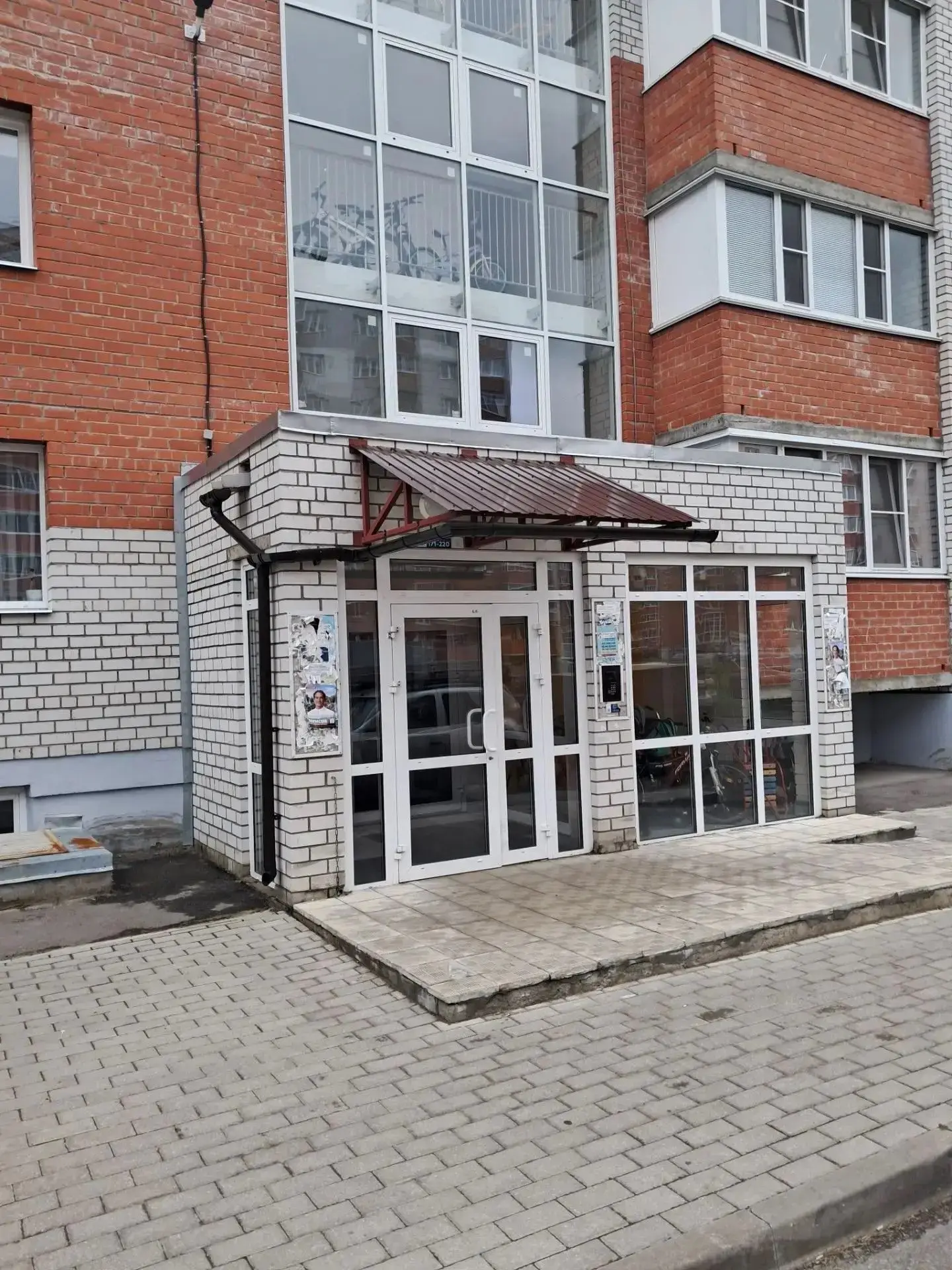 Северная 36в, установили профлист на козырек подъезда