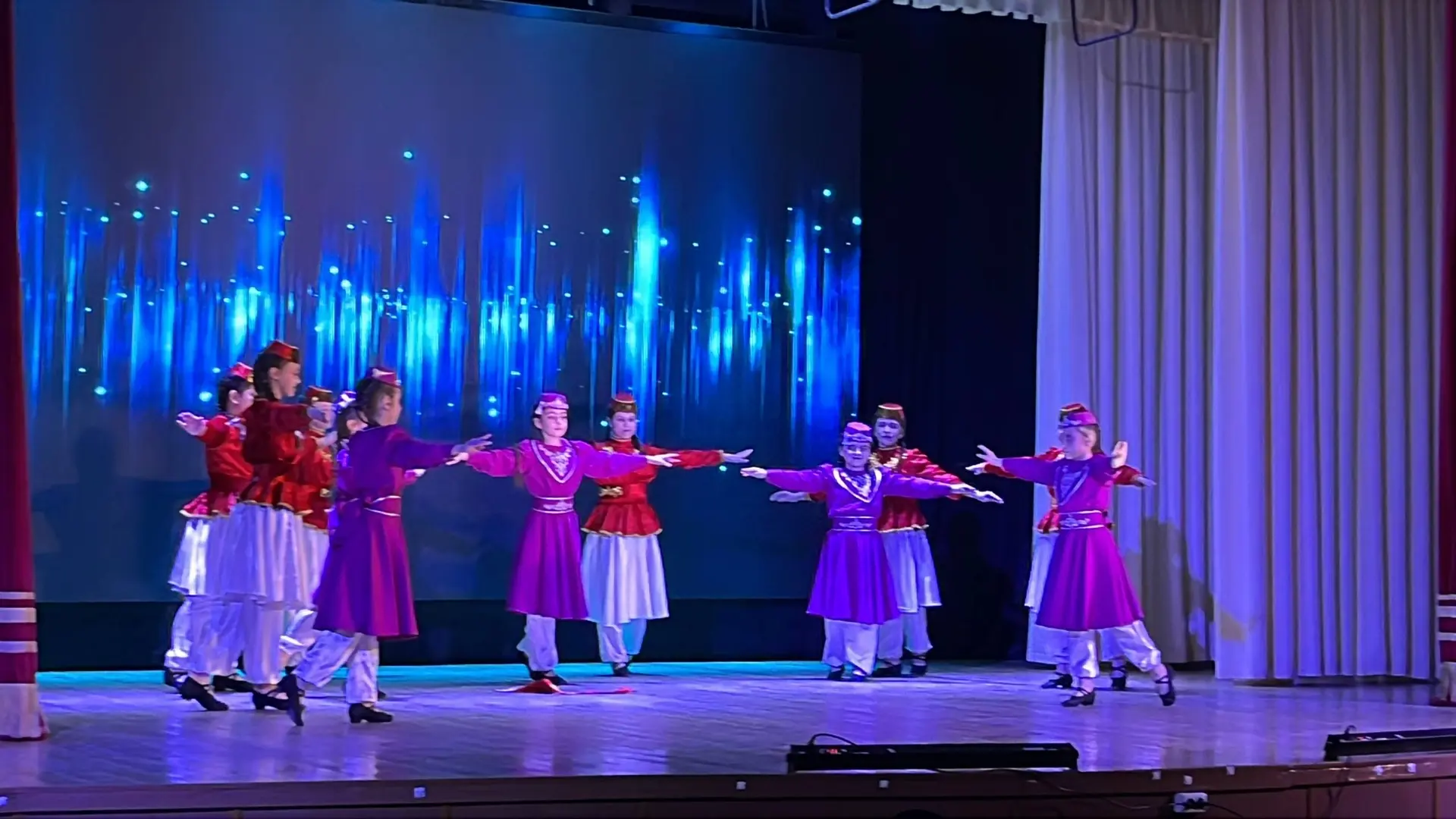 Праздник Ураза-Байрам - это символ Возрождения, повышения духовного уровня, добрых дел и поступков.
