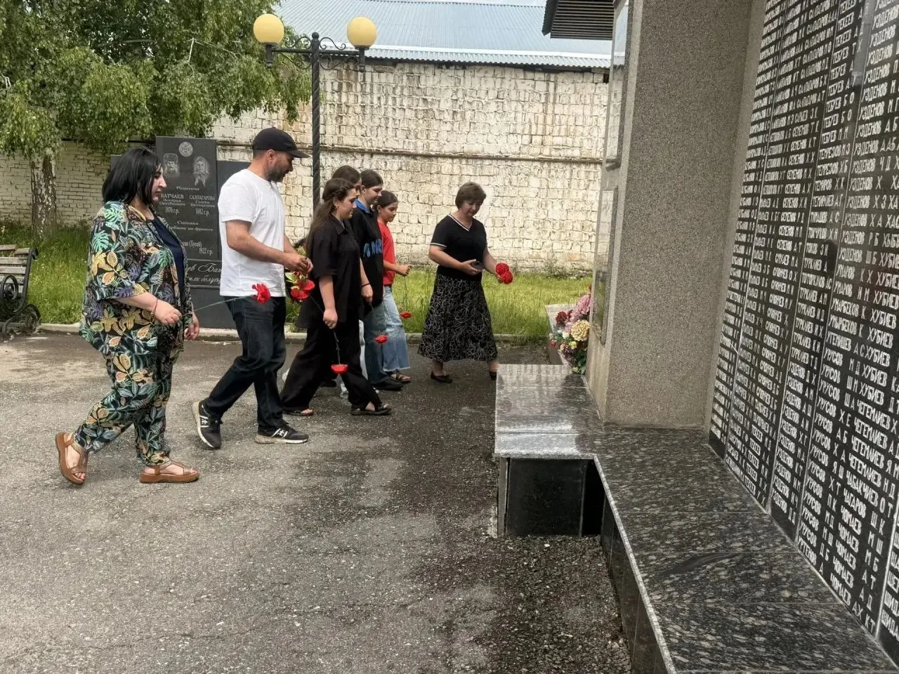 День памяти и скорби.
Глава администрац Джегутинского сельского поселения Узденов Ш.Н., воспитатели 