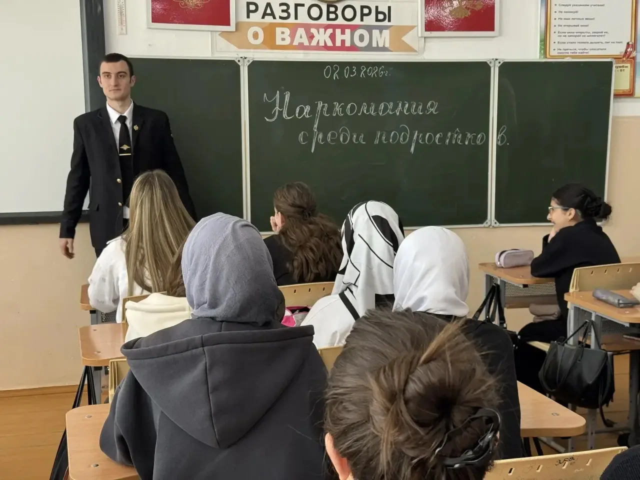 Свои среди своих: о важном без нотаций 🎓🚫  Вчера в нашей школе прошла необычная встреча. К нам приех