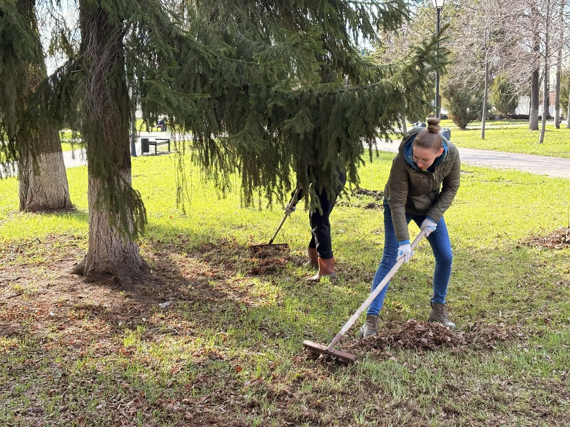 Весна — время наведения чистоты 🌿  На субботник вышли сотрудники Совета и Исполнительного комитета Л