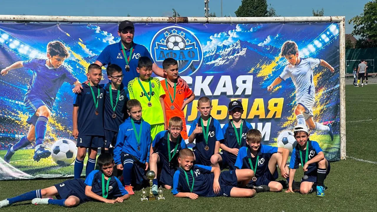 Юность 2016 под руководством Альберта Цховребова стала чемпионом ДФЛО (золотая лига), 3 раз подряд! 