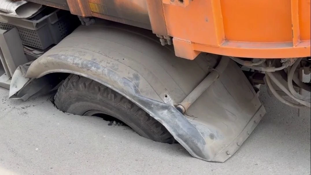 Мусоровоз провалился в бульвар  Вчера в Хабаровске на пешеходной части Амурского бульвара мусоровоз 