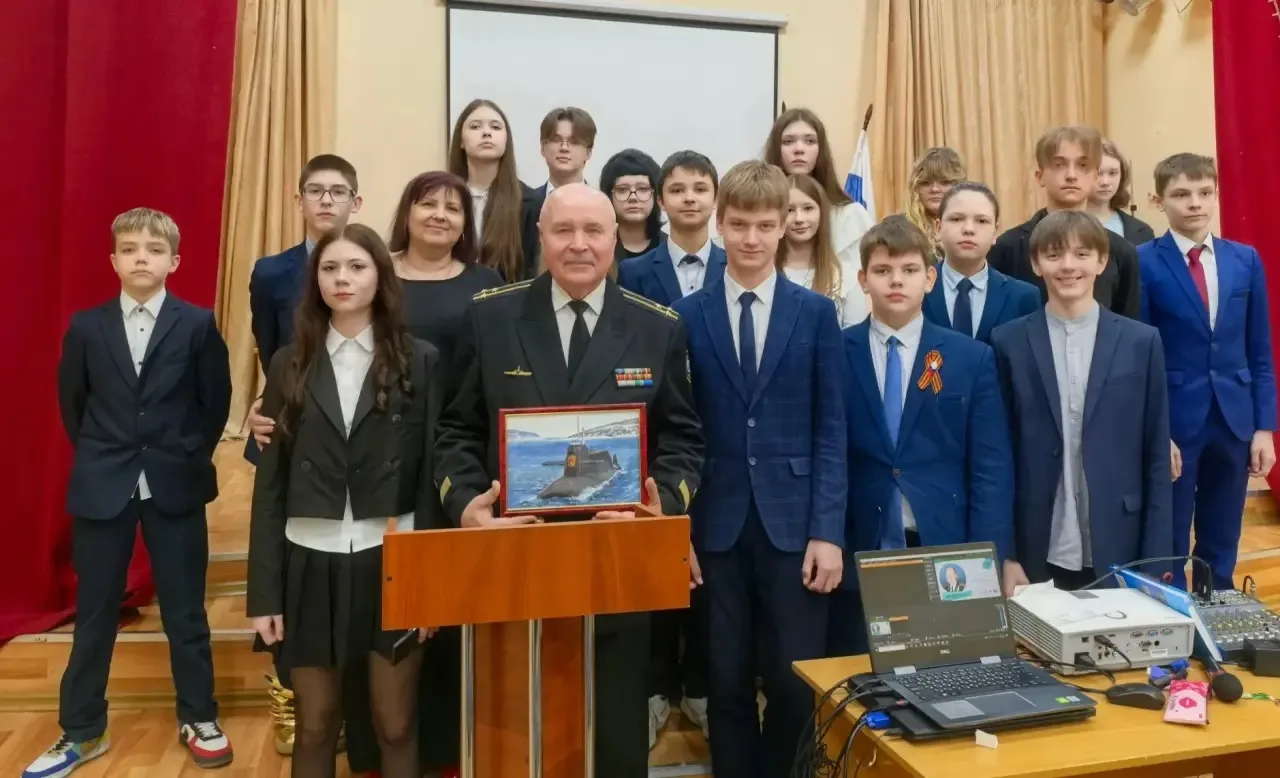 🇷🇺 В преддверии 9 мая в Лицее №27 состоялась «Классная встреча»  Нашим гостем стал капитан 1 ранга, 