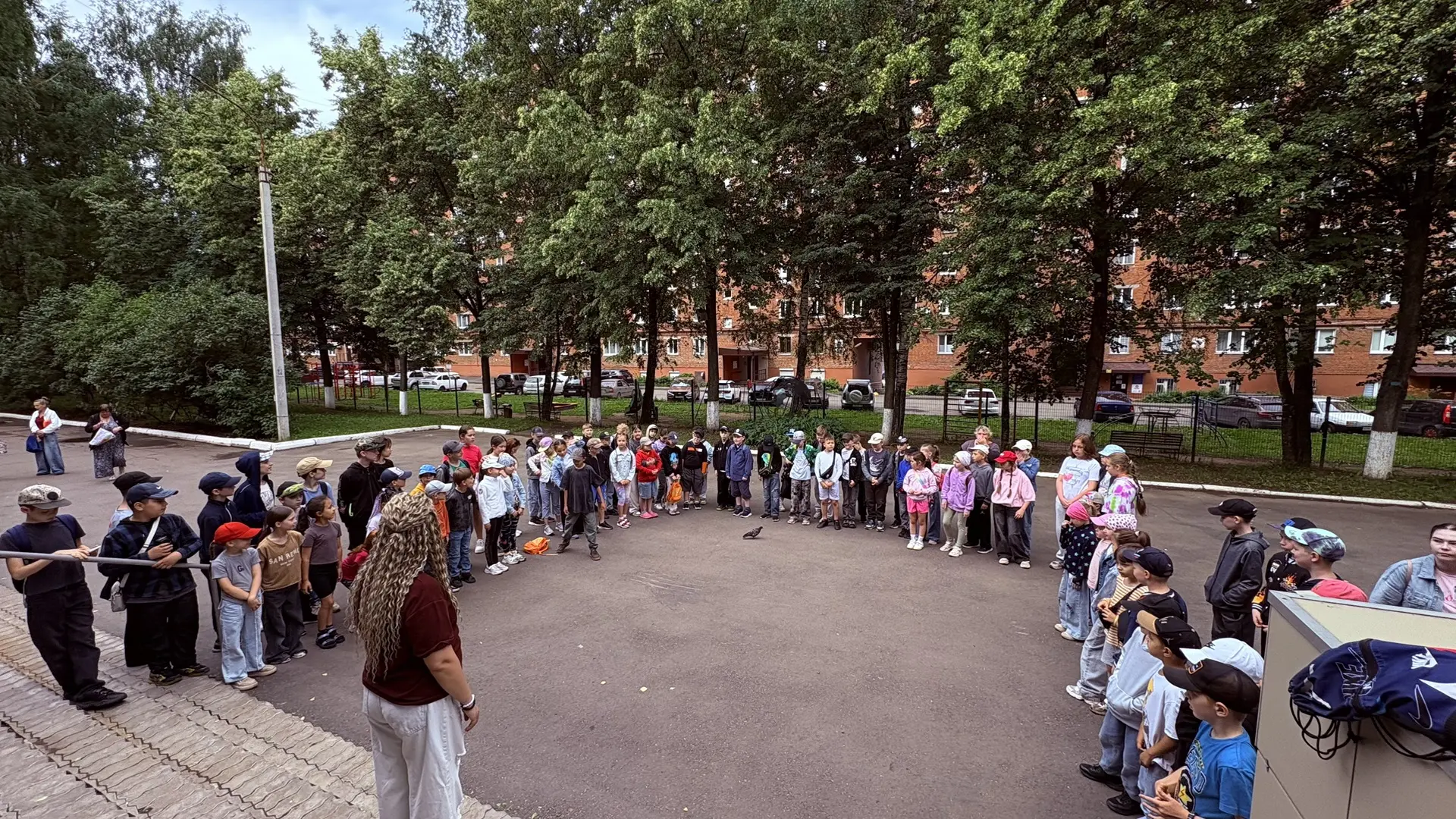 ☀️ День в школьном лагере: солнце, мультфильмы и подготовка к фестивалю танцев! ☀️

Погода сегодня б