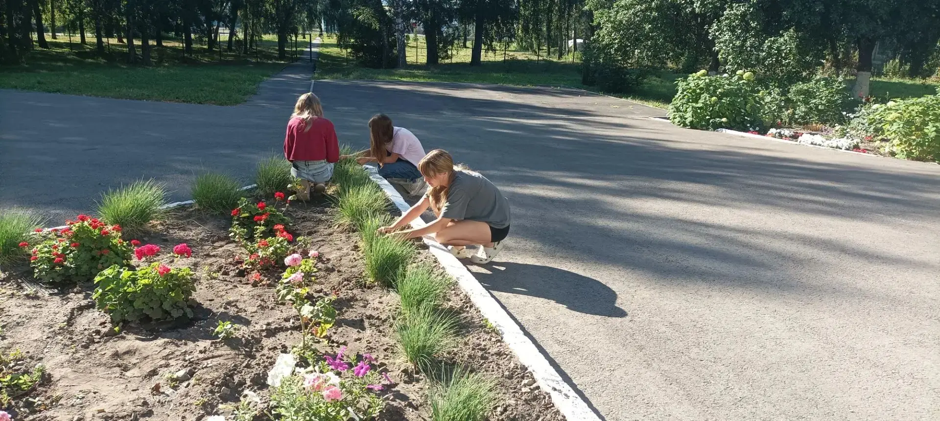 🌳 Продолжаются работы по благоустройству и на пришкольном участке!