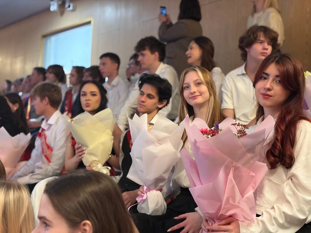 💫 Последний звонок: прощание со школой и шаг в будущее  ⭐ В нашей школе прозвучал последний звонок д