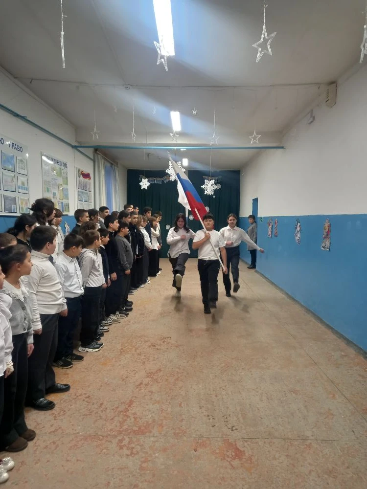 🇷🇺Новая учебная четверть в школе началась с торжественного вноса флага и исполнения г...
