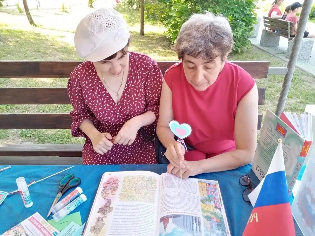 ✨ 🇷🇺 Творческий День России в парке! 🌳Сотрудники центральной библиотеки 📚 провели для жителей го