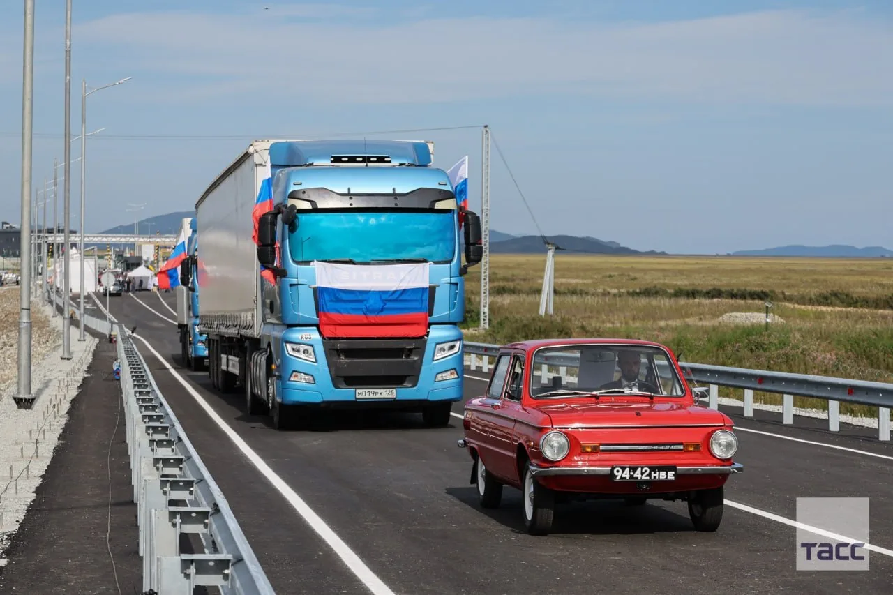 На границе между Россией и КНДР открыли автомобильный мост через реку Туманную, его про...