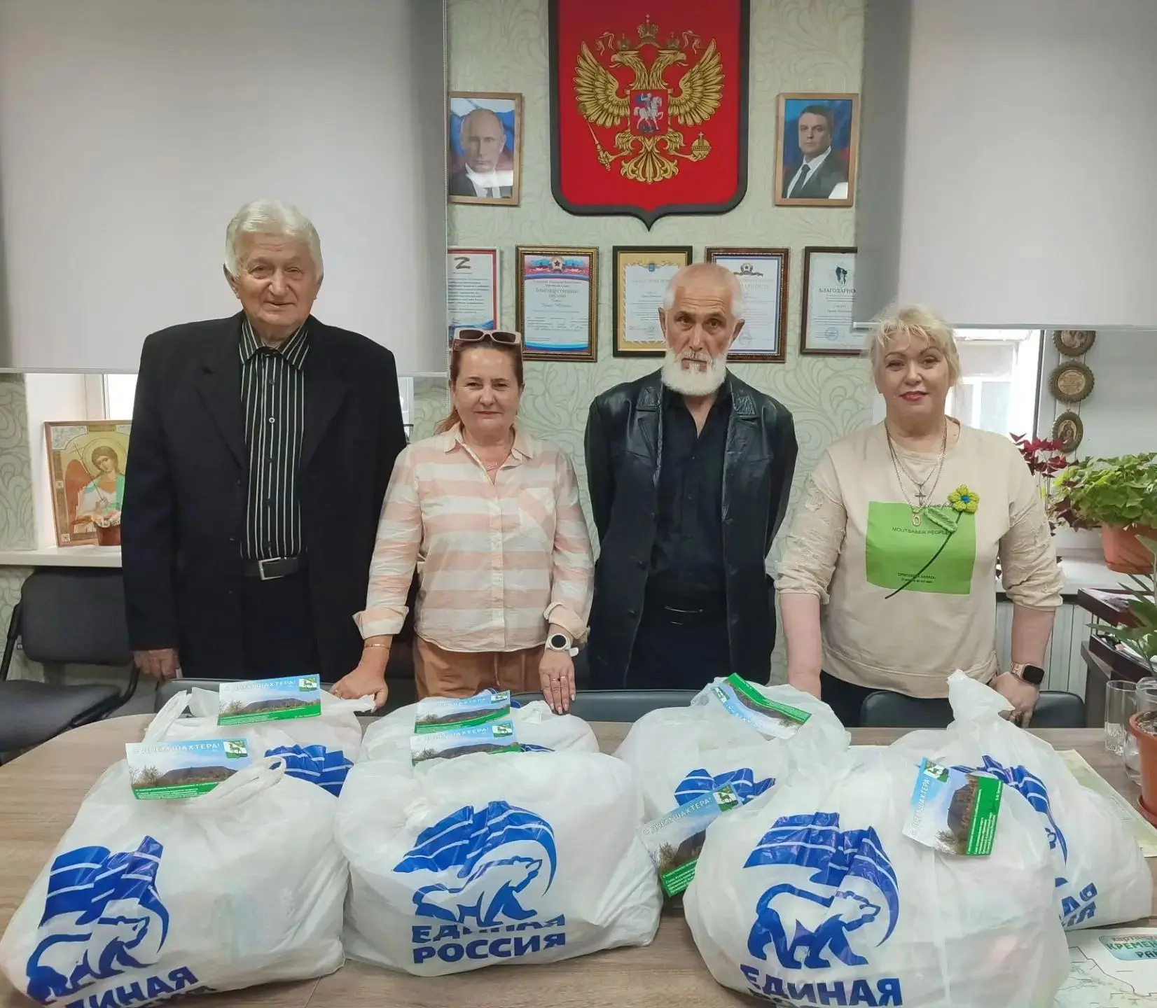 В Кременском муниципальном округе поздравили с профессиональным праздником людей самой ...