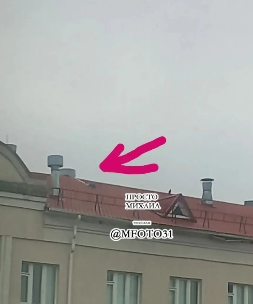 В Шебекинском округе на крыше школы несколько дней находится дрон.