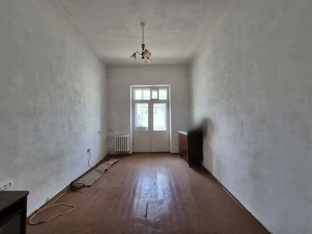 Продам 3х ком. кв-ру, ул.Мориса Тореза 1, 2/3, р-он к-ра Ровесник. Сталинка, 69 кв.м., потолки 3,3 м