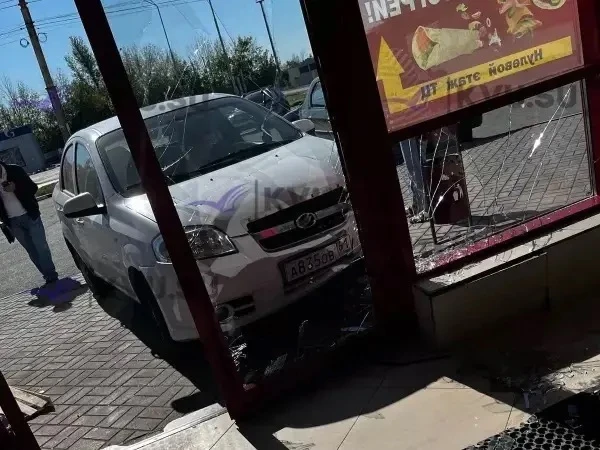 В Шахтах машина влетела в торговый центр