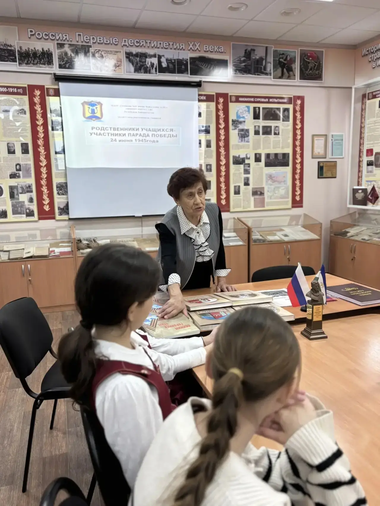 22 апреля ученики 4 «Д» класса побывали на экскурсии в Музее Славы родственников учащихся.  📚 Тема в