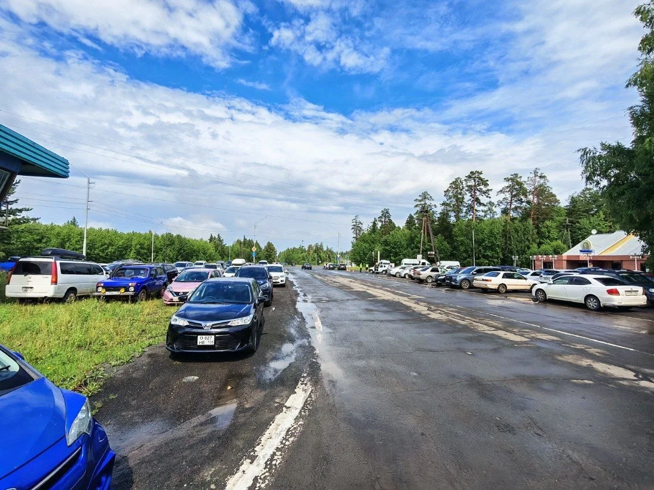 На празнике Братского моря в Ангарской деревне с самого начала традиционно множество людей, обочины 
