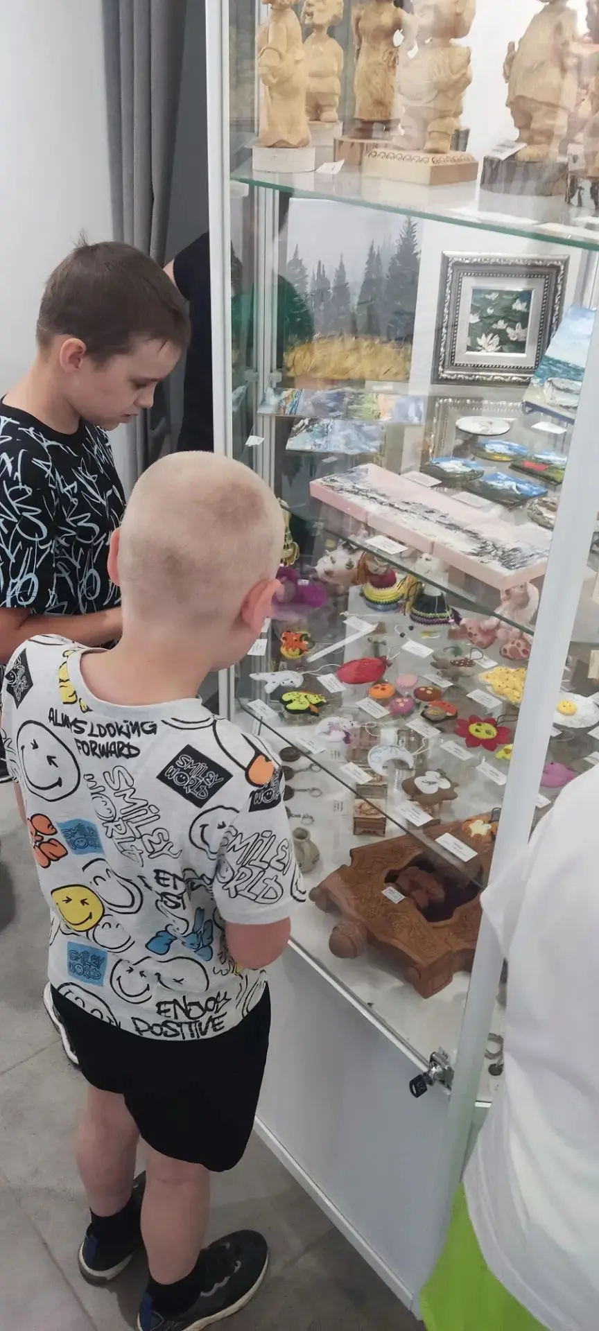 ➡️🎨Ребята лагеря посетили художественный музей!

Впечатления в смайлах:
😲 — огромные полотна,
🤯 —