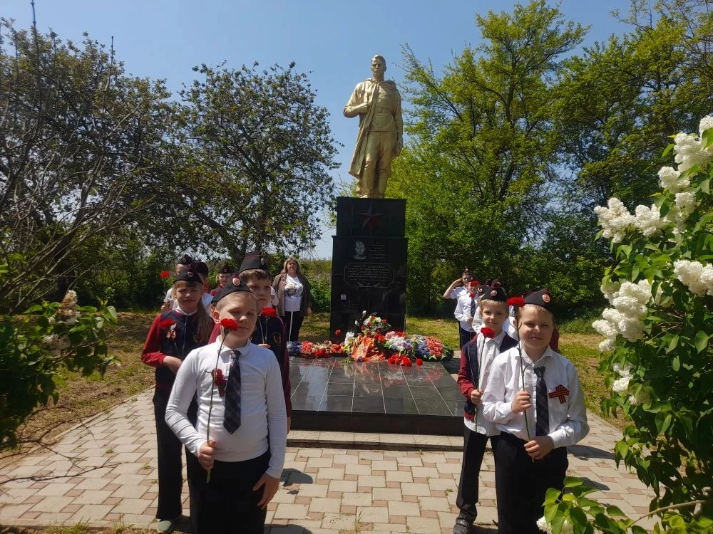 Есть память, которой не будет конца… 🌹  Сегодня наши третьеклассники совершили важный шаг в сохранен
