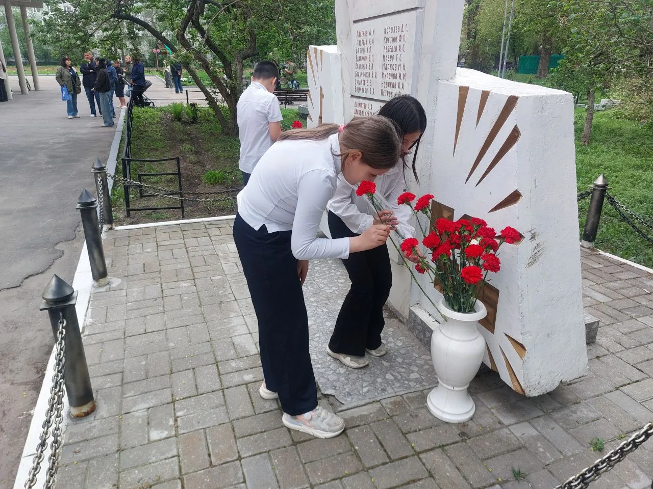 АКЦИЯ «КРАСНЫЕ ГВОЗДИКИ»  🌟 В честь 81-й годовщины Победы в Великой Отечественной войне 7 и 8 мая на