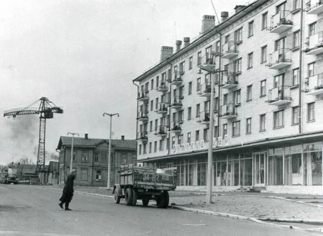 Магазин "Детский мир"

Период создания:1963 г.
Воронов Ю. М.
Фотография черно-белая. 
"Череповецкое 