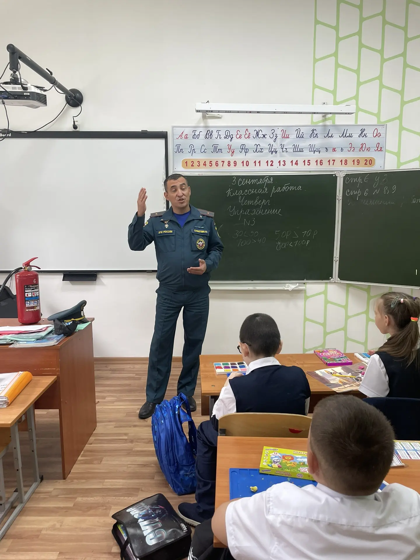 Беседа с сотрудником МЧС в школе.