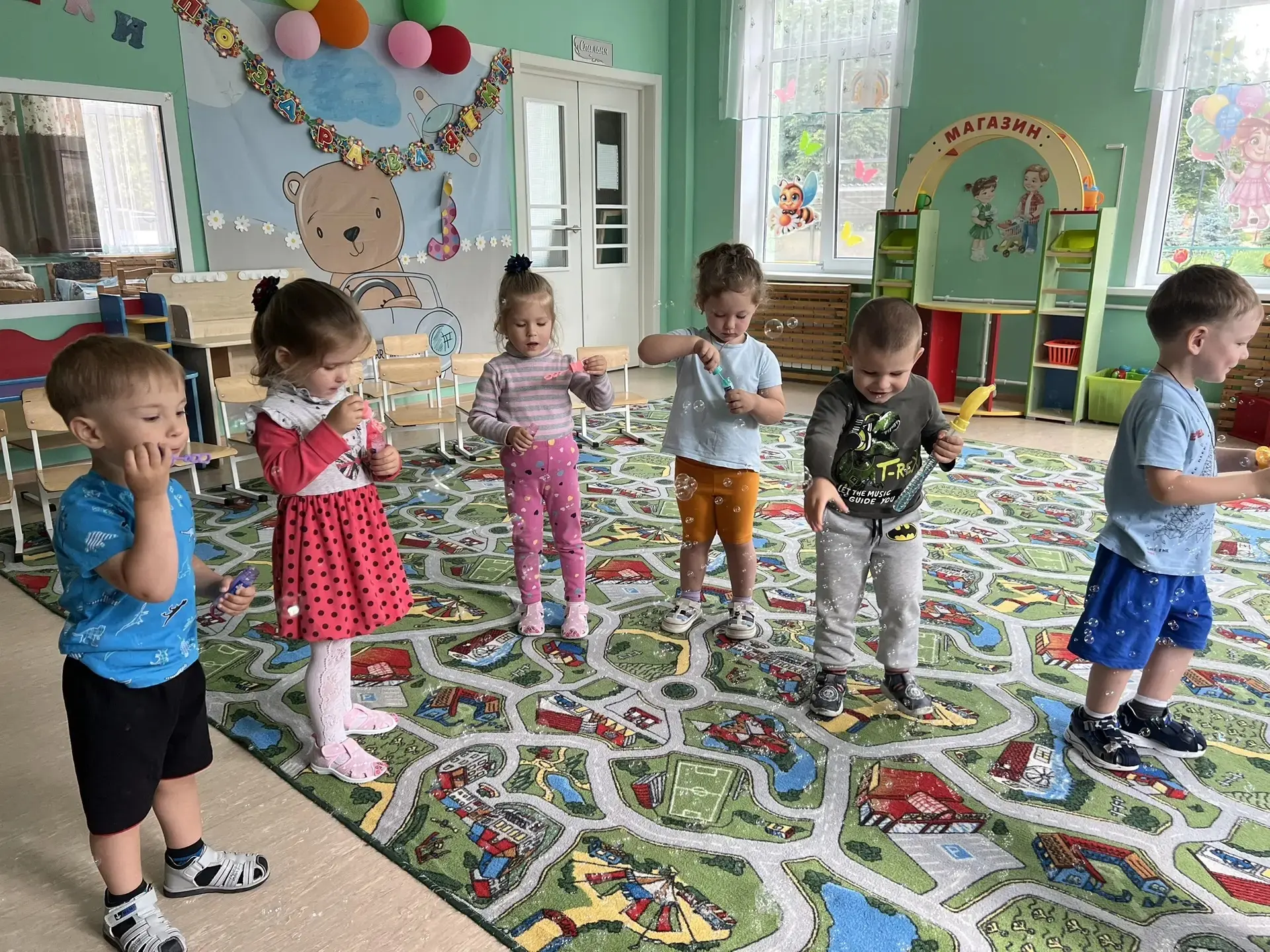 В группе «Ромашки» сегодня прошел «Праздник мыльных пузырей». Малыши отправились в гости в страну Мы