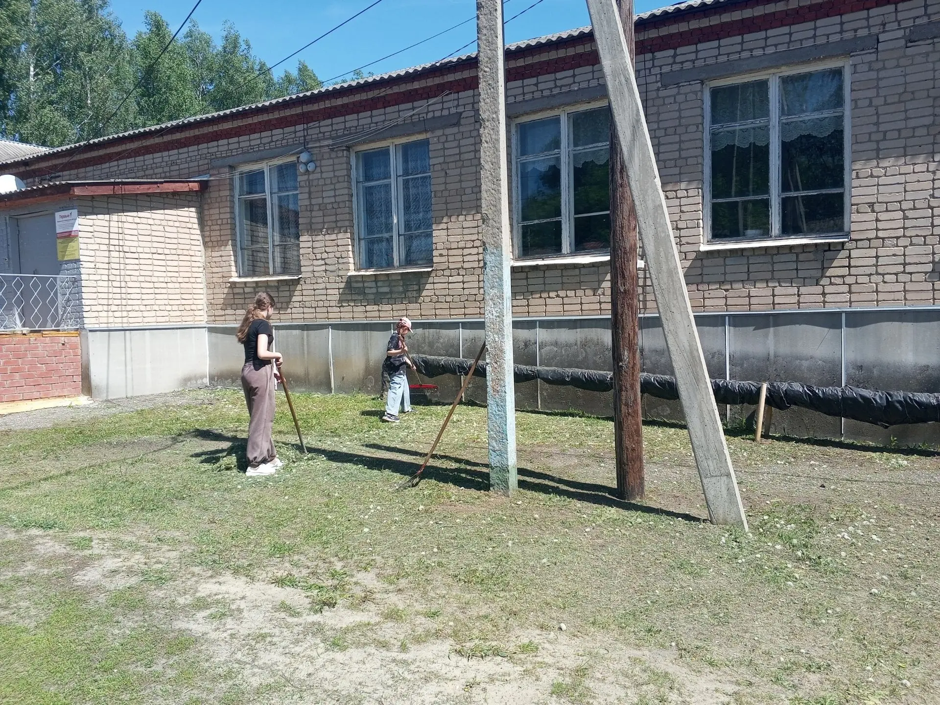 В рамках акции «Трудовой десант» школьники приняли активное участие в благоустройстве п...