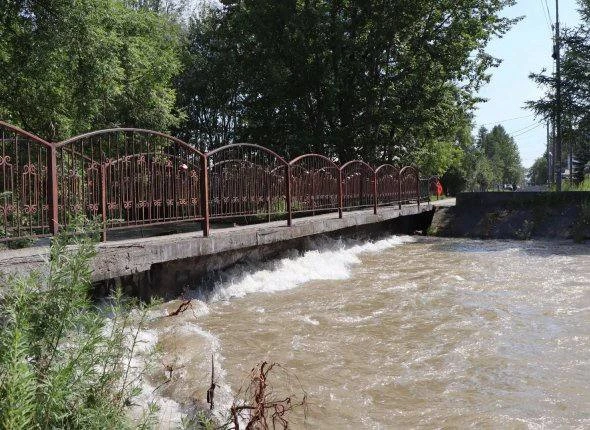 Пешеходный мост через реку Половинку в Елизове продолжает быть закрытым
