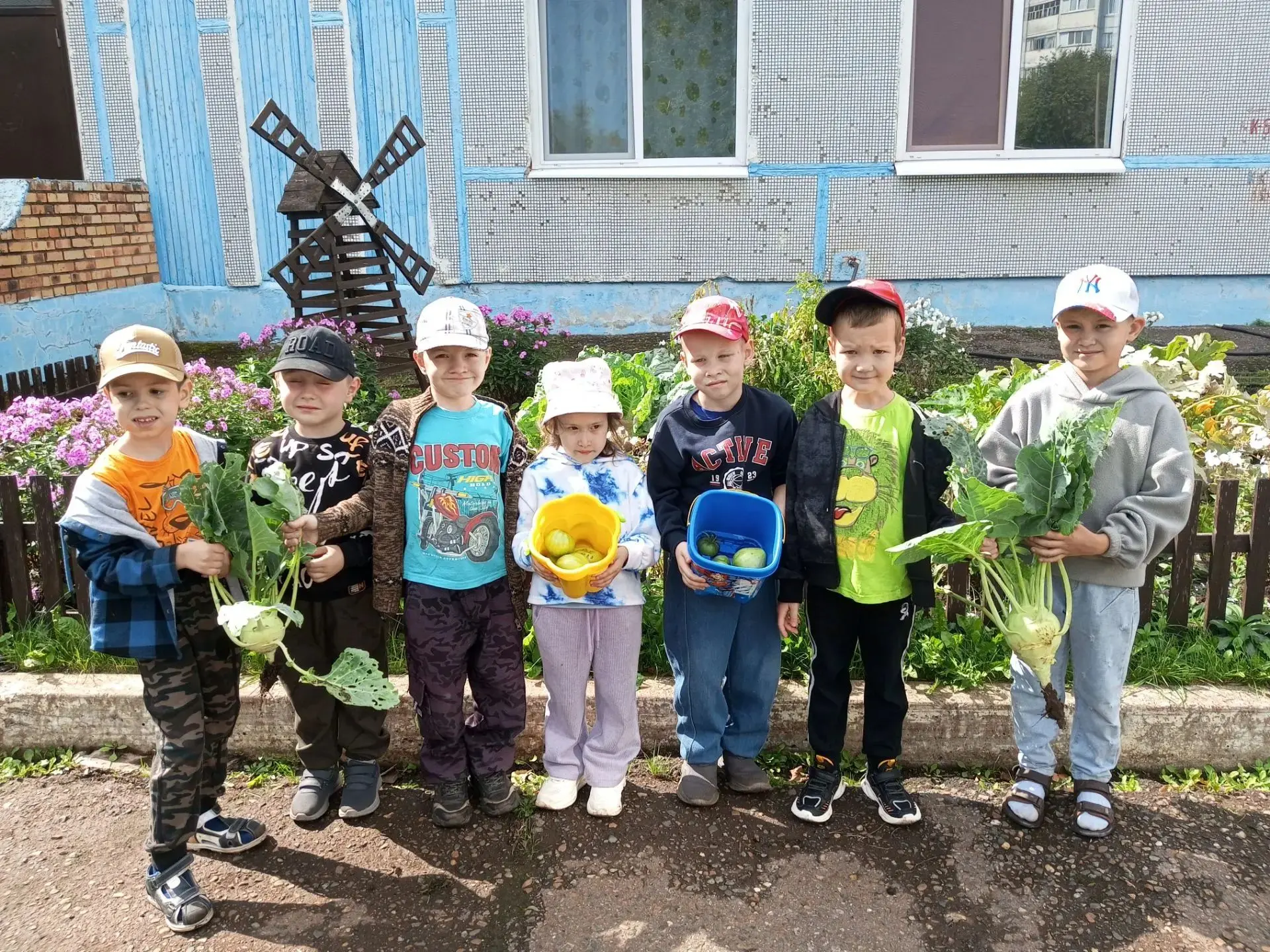 Маленькие огородники: собираем августовский урожай! 🍏