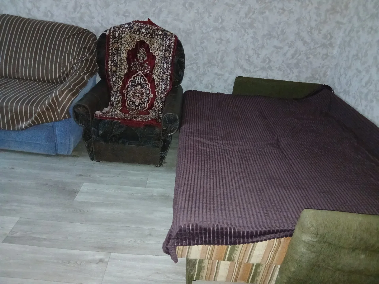 Сдам однокомнатную квартиру по проспекту Нахимова. Все необходимое для жизни есть. Мебе...