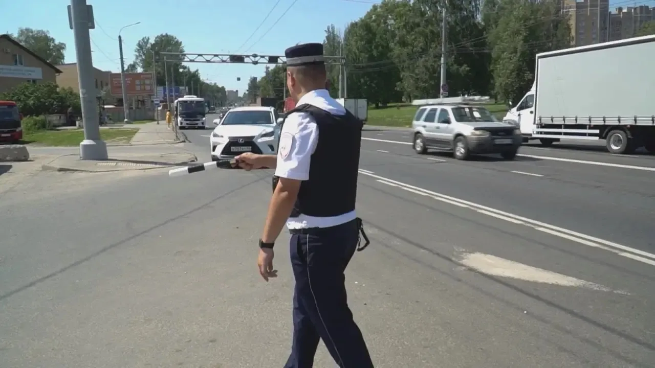 Сегодня сотрудники ГАИ Костромы заступят на дежурство в праздничной белой форме. 90 лет...