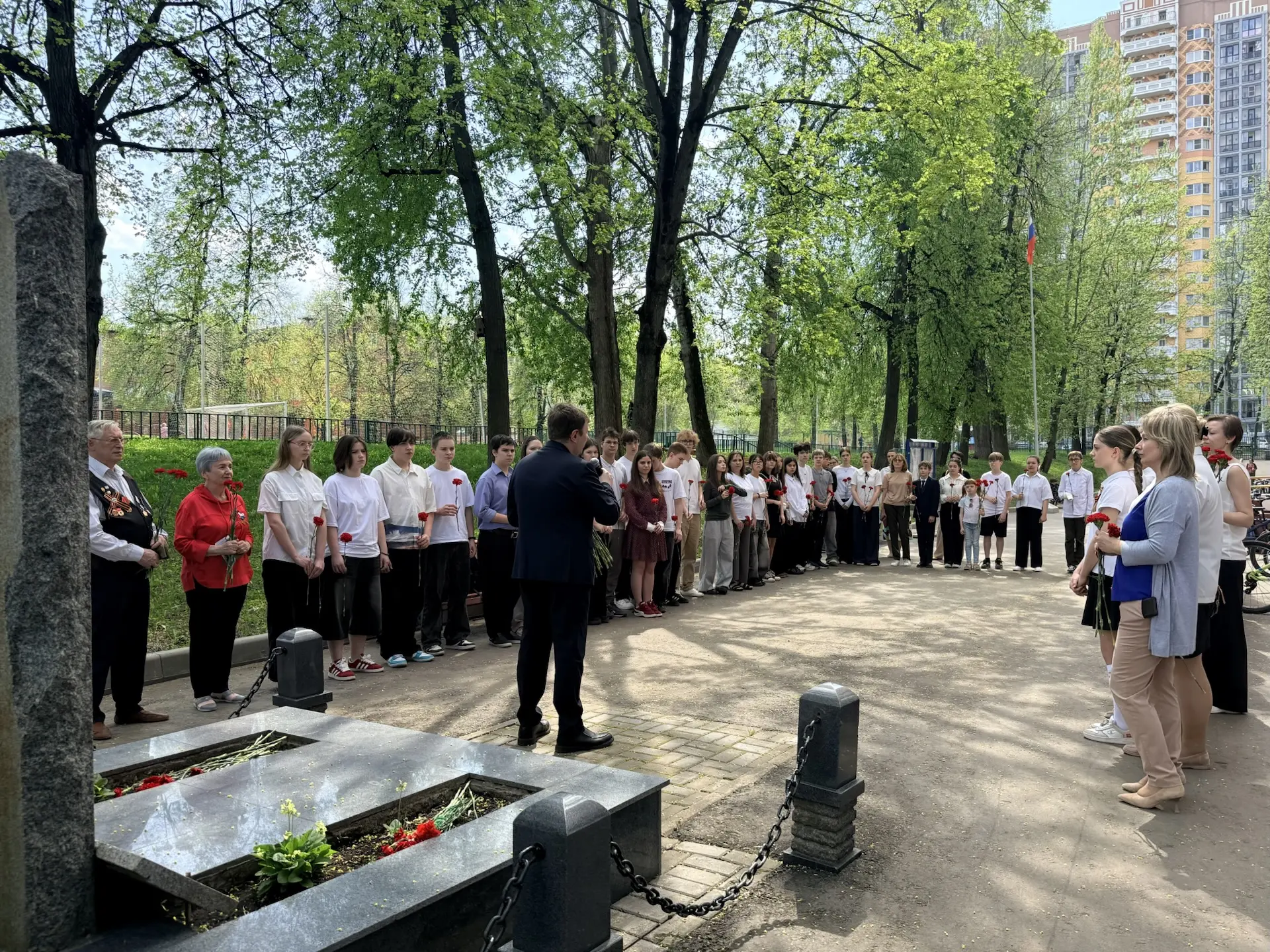 Единство поколений: школьники, педагоги и ветераны объединились в акции «Красные гвоздики»  🕊️ В дни