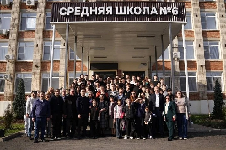 Глава Тахтамукайского района поздравил работников сферы образования с Днем учителя.
