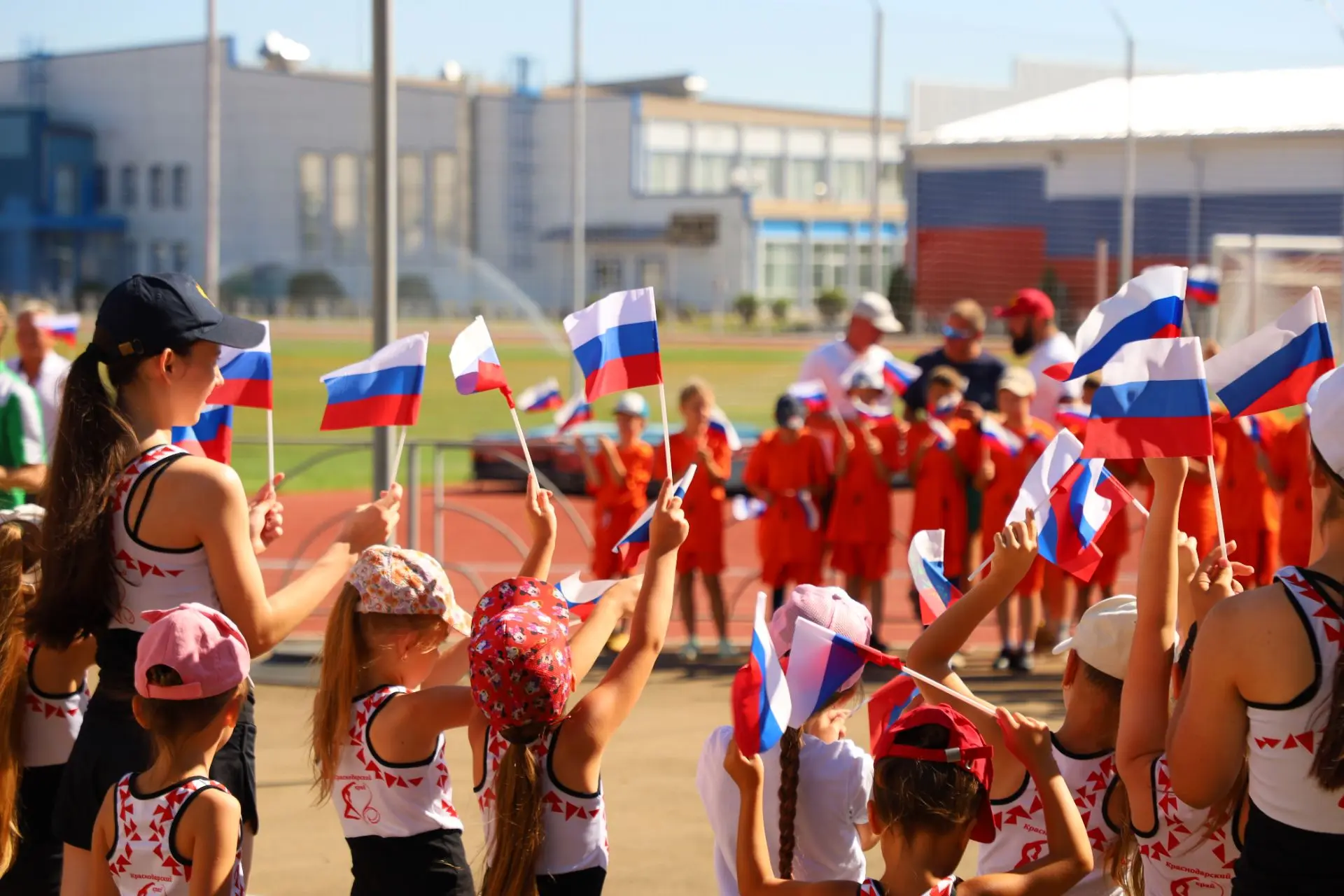 День Государственного флага Российской Федерации в Брюховецком районе встретили торжест...