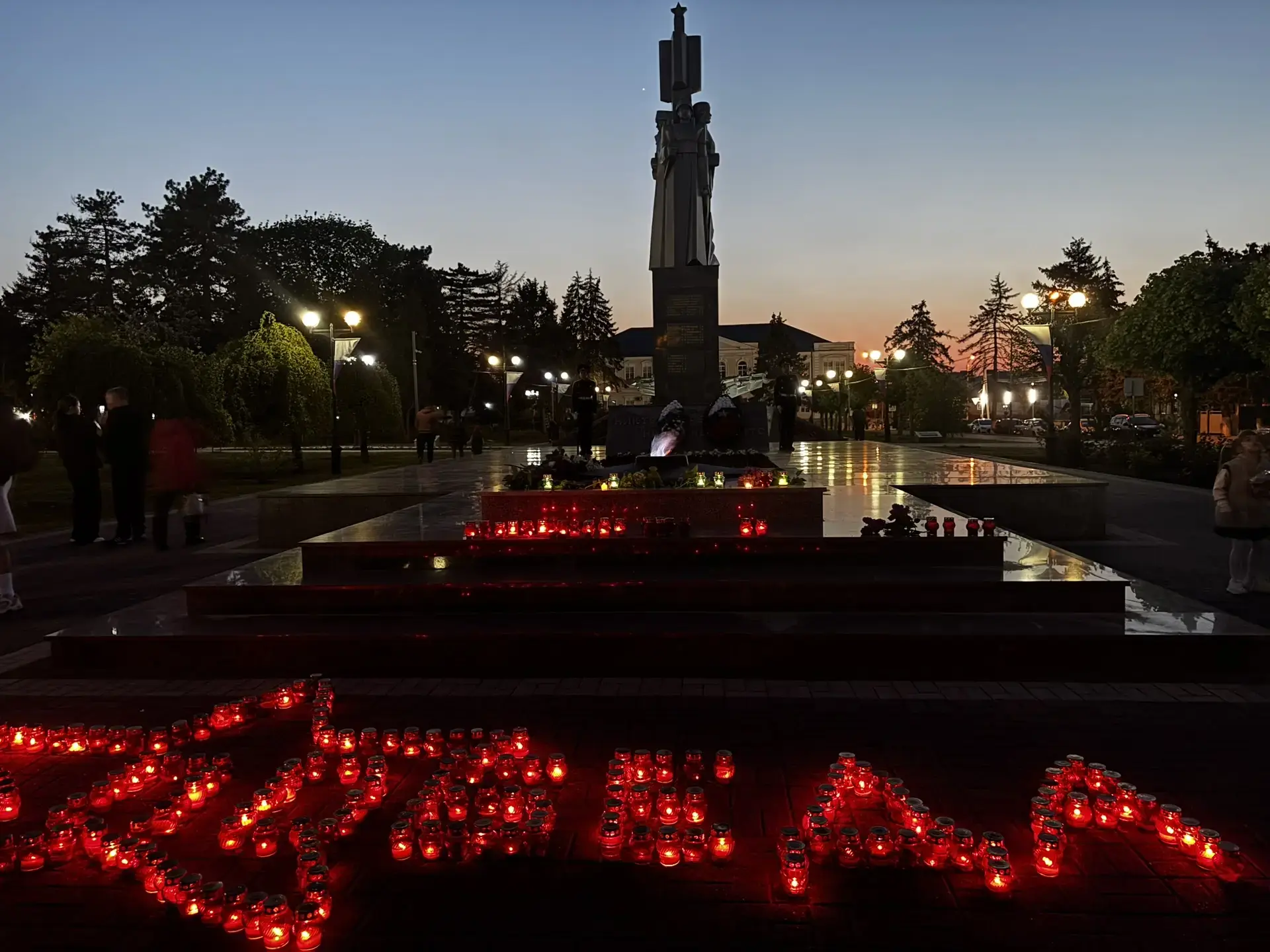 «НИКТО НЕ ЗАБЫТ, НИЧТО НЕ ЗАБЫТО»  🕯️8 мая, в канун Дня Победы, студенты и преподаватели нашего колл