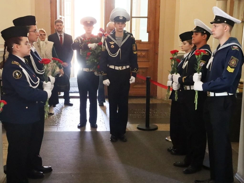 ⚓ В Благовещенской церкви Александро-Невской лавры состоялось возложение цветов к надгр...