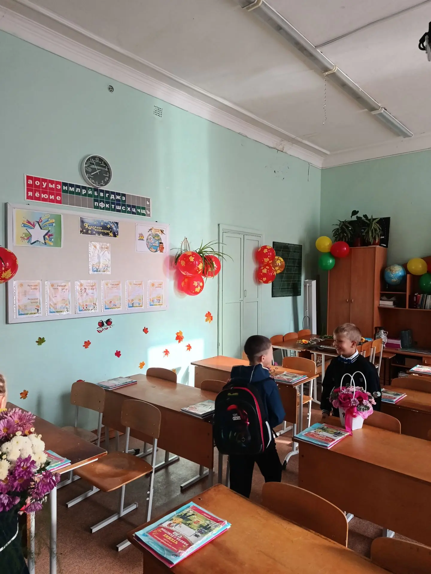 Такая красота была сегодня в кабинетах школы. Спасибо умелым ручкам) всем успешного уче...