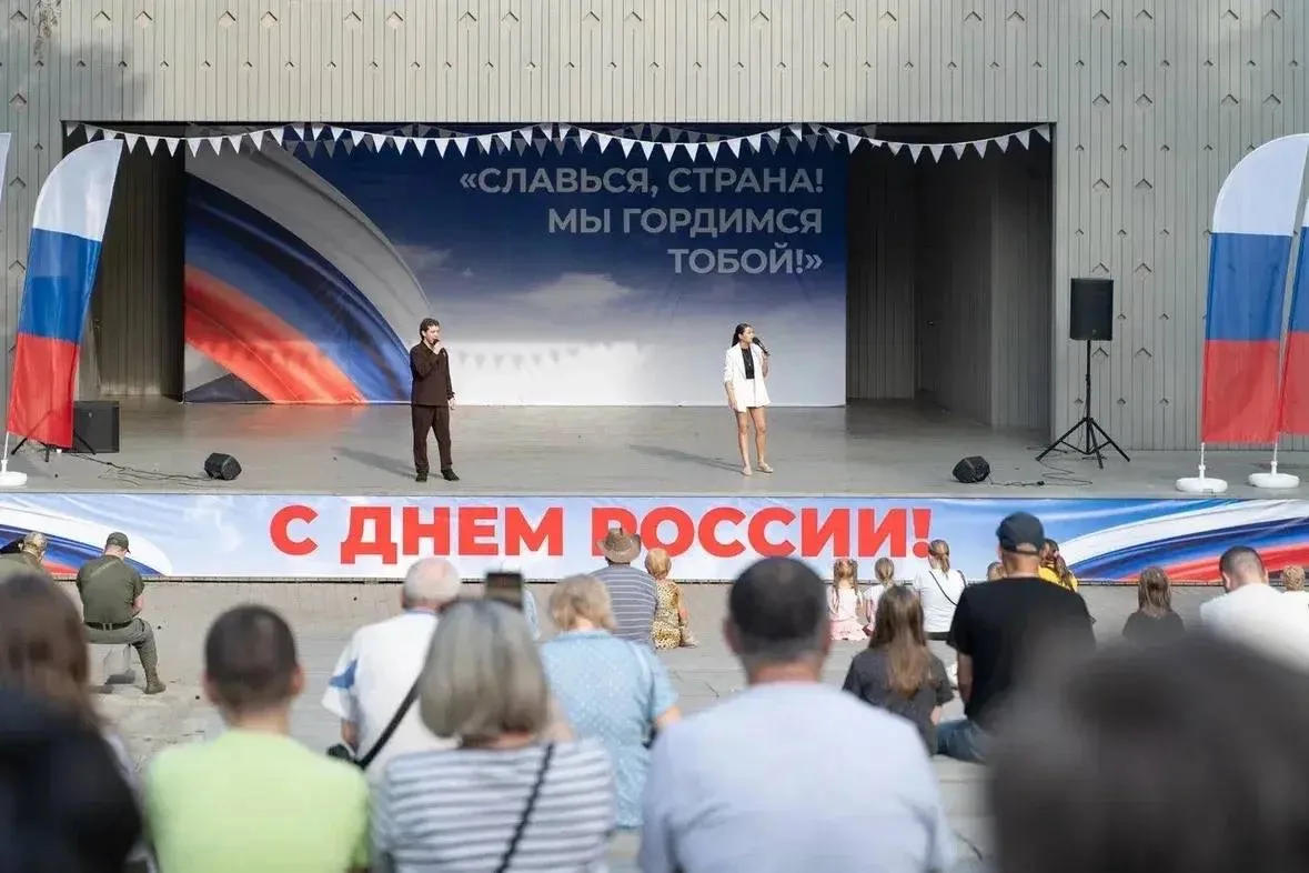 Кавер-группа «Васаби» и творческие коллективы поздравили гостей и жителей города с праздником 🇷🇺 

