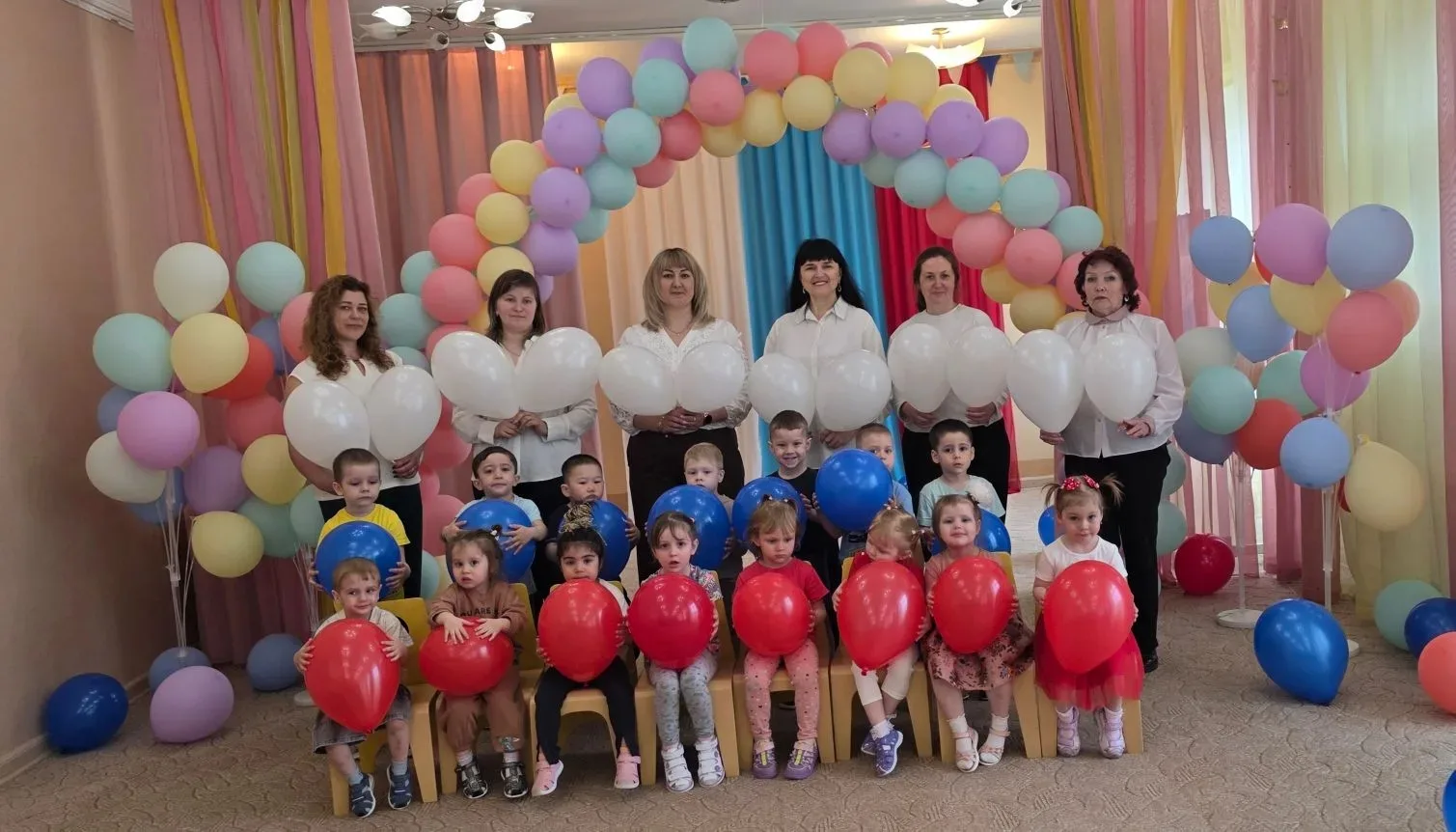 😊В первой и второй младшей группе прошло развлечение, посвящённое Дню России.