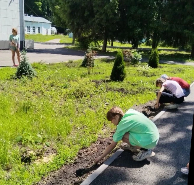 В пришкольном лагере «Единство» продолжается трудовая практика.

Воспитанники совместно с педагогами