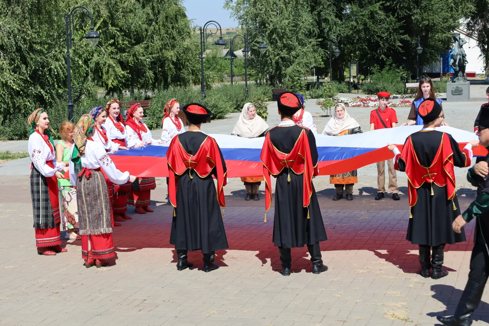 Участники ансамбля "Долина" принимают участие в областном фестивале казачьей песни" Пес...