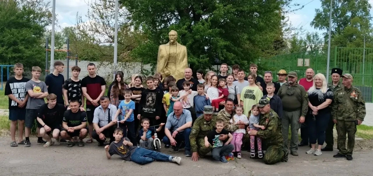 12 мая в День чествования Луганской Народной Республики,  делегация учащихся  учебно-во...
