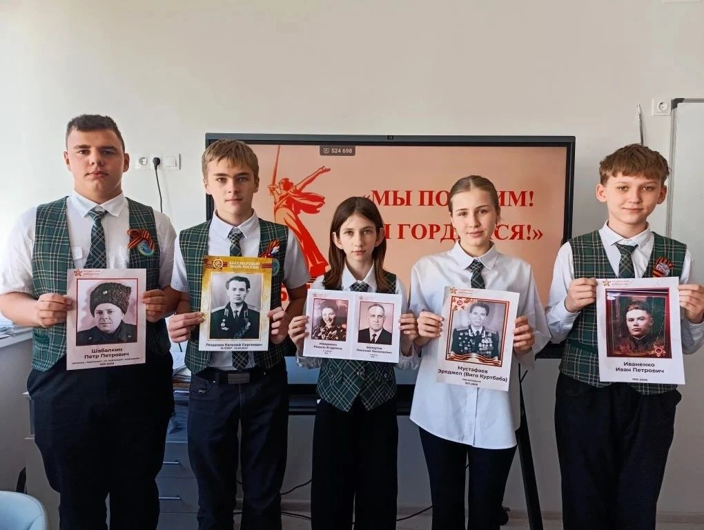 Сегодня в нашей школе прошла трогательная акция «Бессмертный полк» — ребята принесли фотографии свои