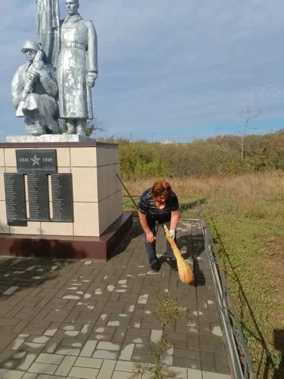 Единороссы первичного отделения №1 Зеленовского сельского поселения во главе с секретар...
