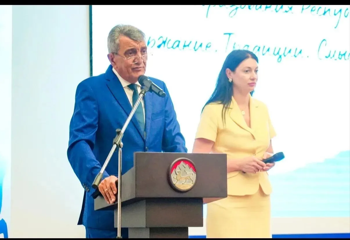 Исполняющая обязанности директора  МБОУ СОШ с. Троицкого Кожанова Наталья Владимировна ...
