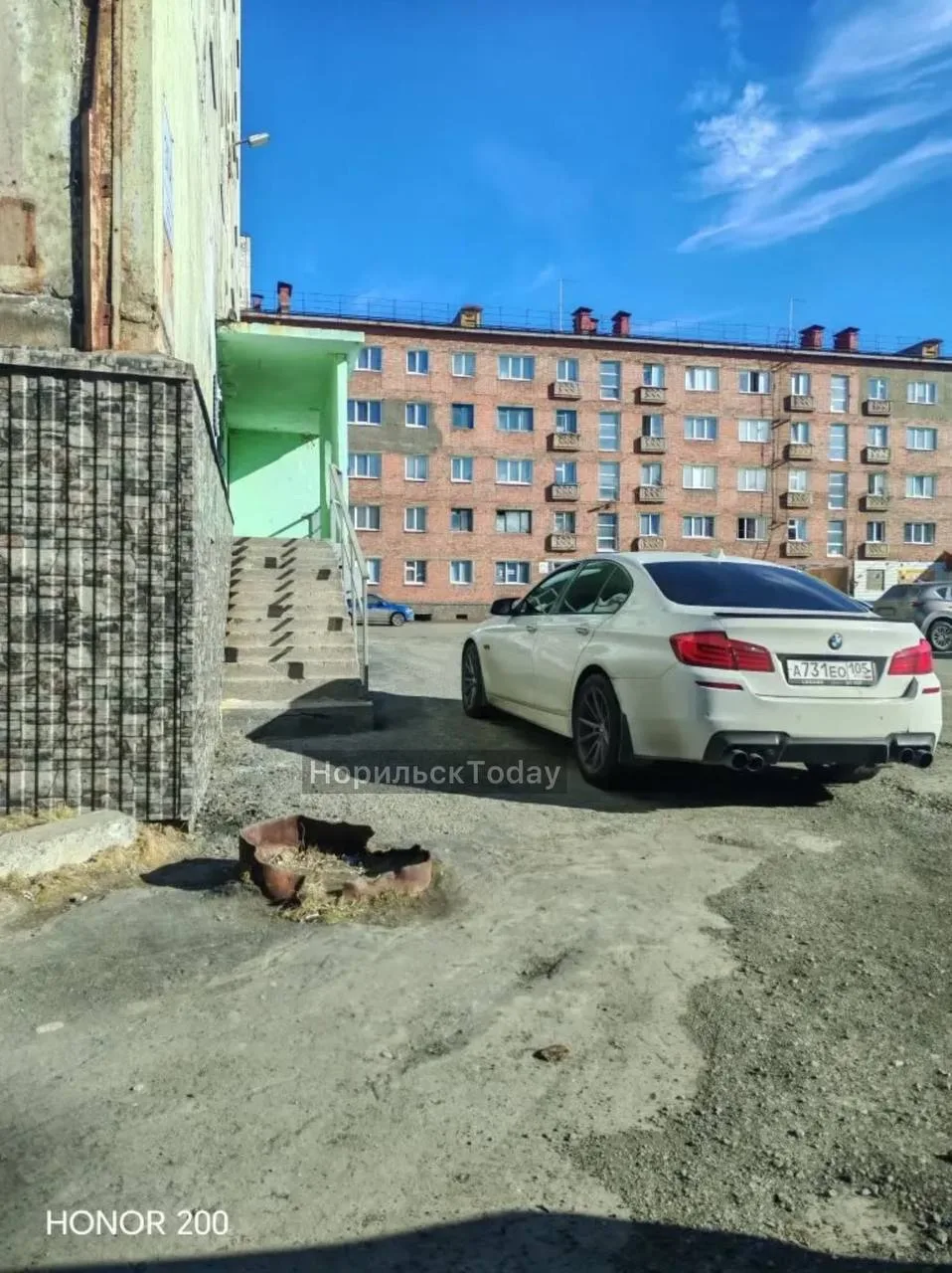 «Очередной царь парковки. Половина большого двора пустая, а тут лень пройти до подъезда»
